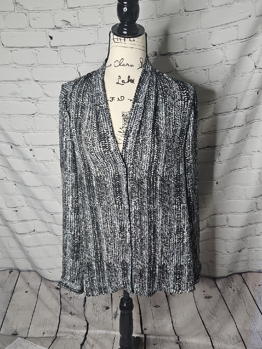 Violet & Claire Black and White Patterned Long Sleeve Button Down Blouse XL NWT